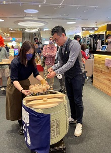 写真　試飲の準備をする「ザ・タイム・ソムリエ（逸品侍）」のケネス・リー総経理（写真右）（ジェトロ撮影）