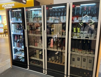 写真　佐賀県産の日本酒を中心とした冷蔵庫展示（ジェトロ撮影）