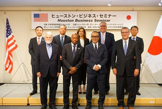 写真　上段左から：ジェトロ桜内氏、米州住友商事川上氏、GHPスーザン氏、ヒューストン・ファースト フランツ氏、全日本空輸名川氏。下段左から：ヒューストン市イーケン氏、ヒューストン市ターナー市長、ジェトロ曽根氏、GHPハービー氏（ジェトロ撮影）