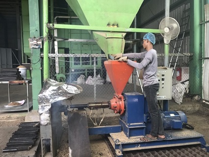 写真　モミガライト製造実証の様子（ジェトロ撮影）