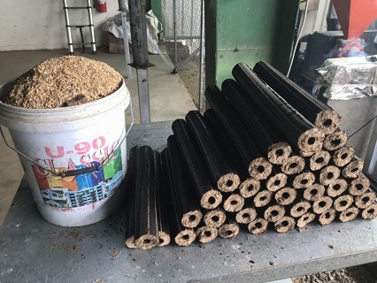 写真　原料のもみ殻（左）と製造されたモミガライト（右）（ジェトロ撮影）