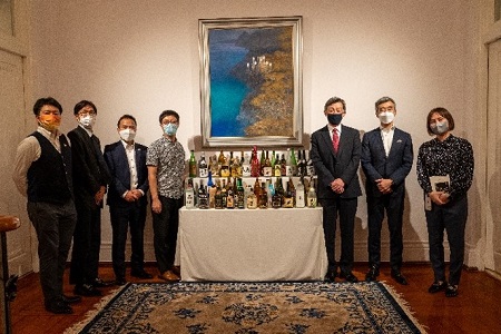 写真　公邸に集まった九州と沖縄の焼酎と泡盛（焼酎・泡盛分科会提供）