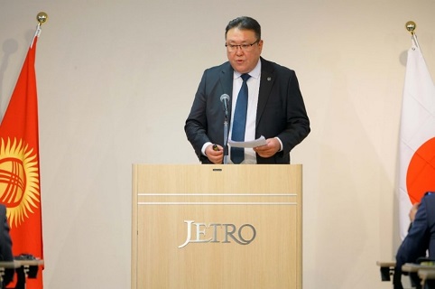 写真　キルギスの投資環境について講演するキルギス大統領府のイサノフ政治経済研究局長（ジェトロ撮影）