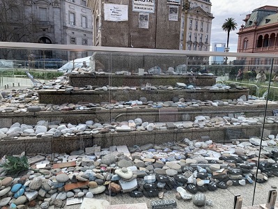 写真　新型コロナで亡くなった人たちを追悼する大統領府前の石積み（ジェトロ撮影）