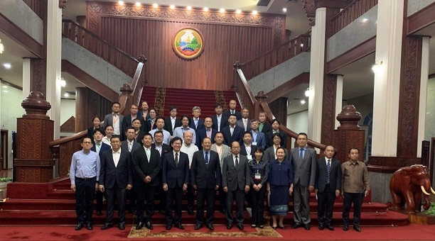 写真　ソーンサイ副首相（下段左から5人目）を表敬訪問した日本企業の視察団（ジェトロ撮影）