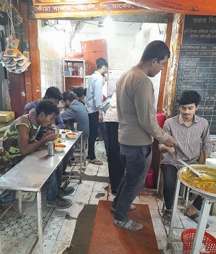 写真　ダッカ市内中心部にある、個人経営のレストランの様子（ジェトロ撮影）