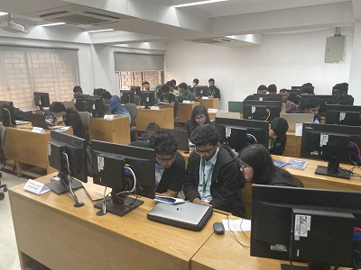 写真　課題の読み込みを行う参加学生たち（ジェトロ撮影）