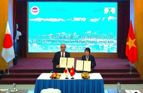 写真　富山県とベトナム計画投資省がMOUを締結（富山県提供）
