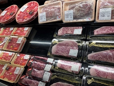 写真　店内に陳列された和牛（ジェトロ撮影）