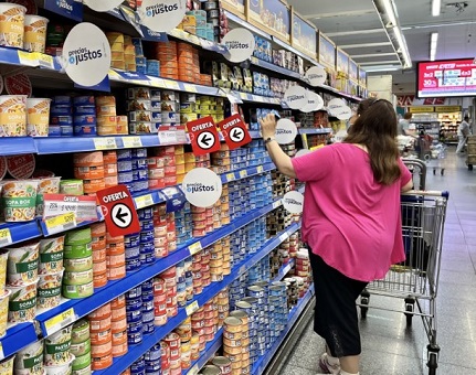 写真　ブエノスアイレス市内のスーパーで「プレシオス・フストス」の対象品目を選ぶ女性（ジェトロ撮影）