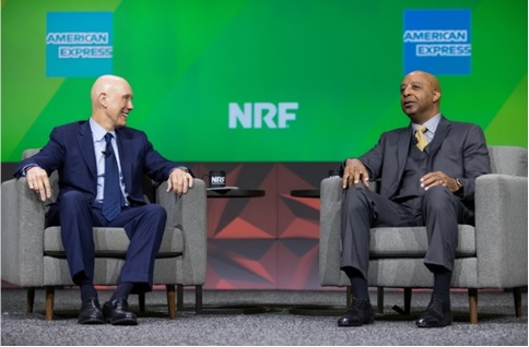 写真　基調講演するロウズのマービン・エリソンCEO（右）とNRFの会長兼CEOのマシュー・シェイ氏（NRF提供）