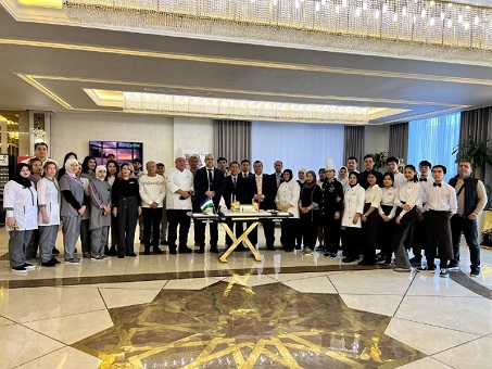 写真　開業1周年を祝うホテル従業員（ホテル提供）