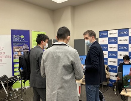 写真　Startup Showcaseでの商談風景（ジェトロ撮影）