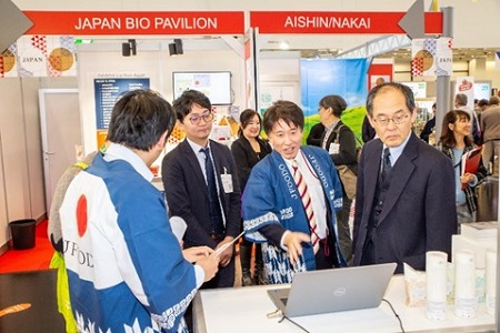 写真　ジャパン・BIO・パビリオンを視察する柳大使（前列右、ニュルンベルクメッセ提供）