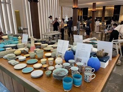 写真　展示会場にあるレストラン「クロ」では、実際に日本の陶磁器を使い、料理を提供した（ジェトロ撮影）