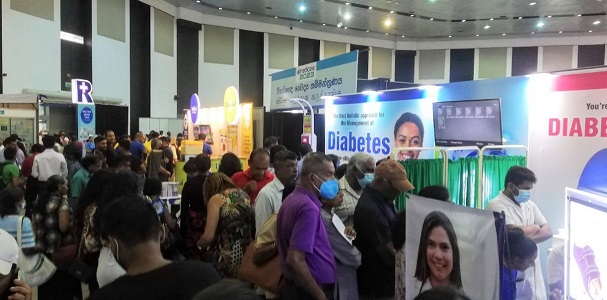 写真　糖尿病の診断ブースに列を作る来場者（ジェトロ撮影）