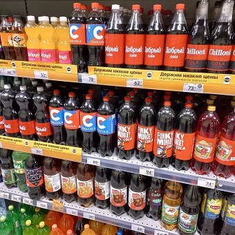 写真　何種類もの国内ブランド品が並ぶスーパーマーケットのコーラ売り場（ジェトロ撮影）