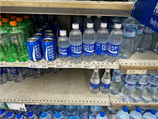 写真　スーパーでのポカリスエットの陳列風景。周りのミネラルウオーターと比べると高価格帯だとわかる（ジェトロ撮影）