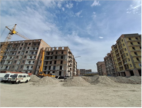 写真　ウズベキスタン各地で進む住宅建設、フェルガナ市「エコシティー」事業（3月18日、ジェトロ撮影）