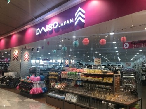 写真　カンボジア国内6店舗目となるモール内のダイソージャパン（ジェトロ撮影）