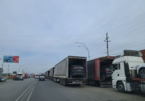 写真　中国からウズベキスタンへ輸送される中国製乗用車（キルギス＝ウズベキスタン国境、ジェトロ撮影）