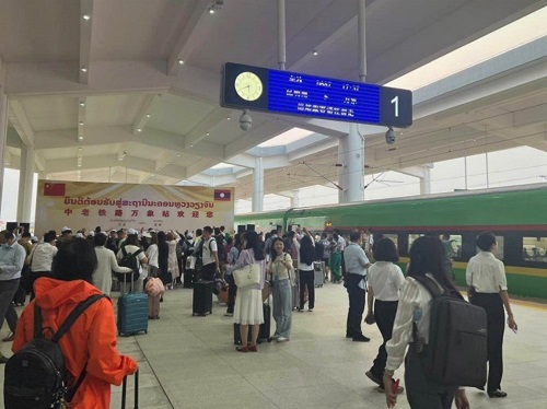 写真　4月13日、ビエンチャン駅に到着した復興号（D887便）（ジェトロ撮影）