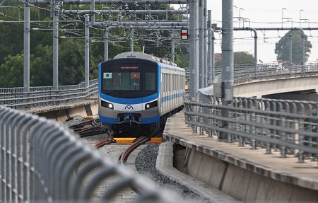 写真　試運転中の車両（ホーチミン市都市鉄道管理局提供）
