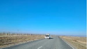 写真　オラル～アティラウ間：片道1車線、アスファルト舗装（一部老朽個所あり）。（ロシア、トルクメニスタンナンバートレーラー、ウズベキスタン～ロシア間シャトル便など）（ジェトロ撮影）