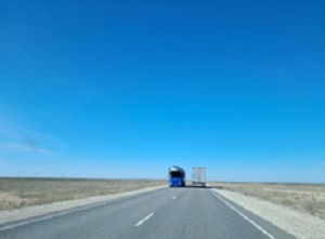 写真　アティラウ～ベイネウ～アクタウ間、片道1車線、アスファルト舗装（良好）。（ロシア、トルクメニスタン、トルコ、ウズベキスタンナンバートレーラーなど）（ジェトロ撮影）
