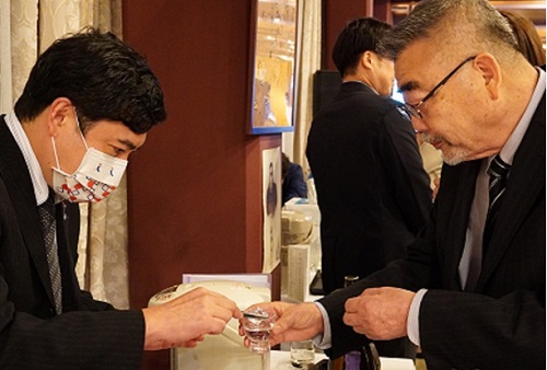 写真　焼酎を試飲する西郷隆文氏（日本台湾交流協会台北事務所提供）