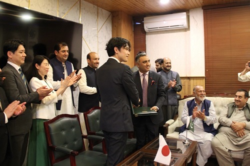 写真　MOUを交換する林氏とアッバス氏（後列左から2番目は櫻井稚子代表取締役社長）（Plus W提供）