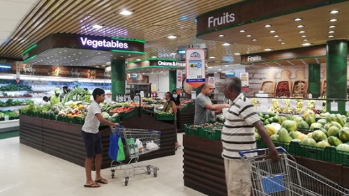 写真　6月のコロンボ市内のスーパーマーケットの様子（ジェトロ撮影）。公式統計によると、交通費や果物の価格が下がった一方で、魚や野菜の価格が上がったとされている