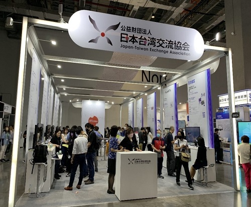 写真　来場者でにぎわう日本台湾交流協会ブース（ジェトロ撮影）