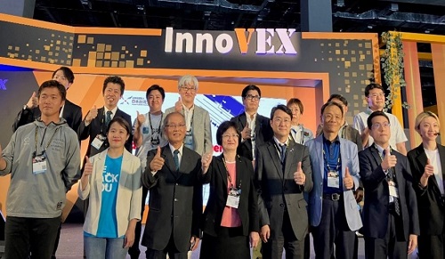 写真　「Japan Startups Demo Day」で日本のスタートアップと来賓の記念撮影の様子（ジェトロ撮影）