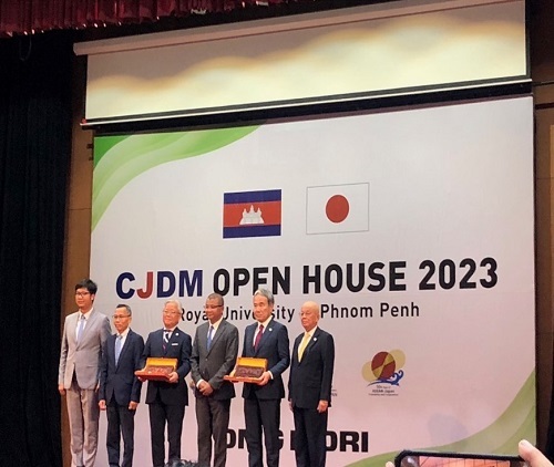 写真　植野篤志駐カンボジア日本大使（左から3人目）も参加した開所式の様子（ジェトロ撮影）