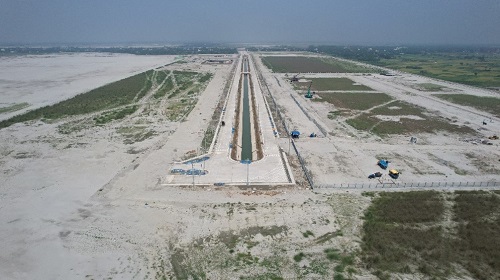 写真　2023年4月時点でのBSEZ風景。シンガーの工場のフェンスが完成している様子（写真右側）がわかる（Bangladesh SEZ Ltd.提供）