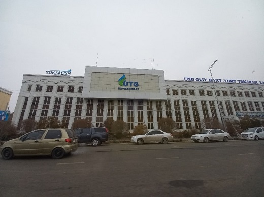 写真　ウズベキスタンでロシア向けガス輸送管の大部分の管理を行うウルゲンチトランスガス本社（ホレズム州ウルゲンチ、ジェトロ撮影）