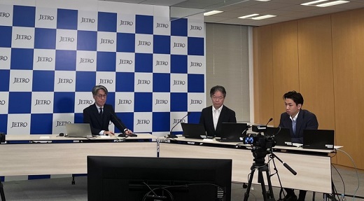 写真　ウェビナー撮影の様子（左から、ジェトロ調査部飯田主幹、田中氏、大滝氏）（ジェトロ撮影）
