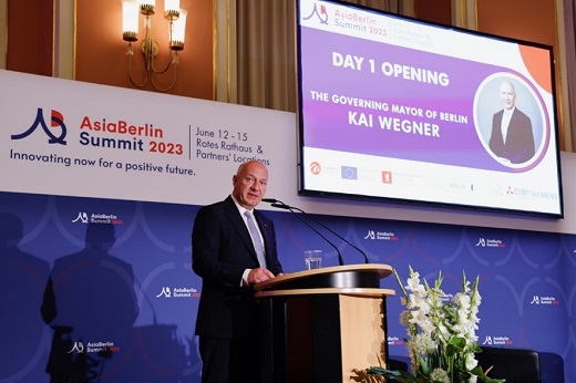 写真　ベグナー州首相が開幕のあいさつ（©Sebastian Gabsch | Asia Berlin Forum e.V）
