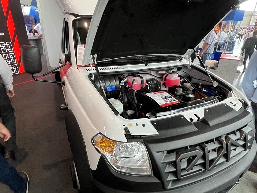 写真　産業商務省ブースで展示されたロシア製電気自動車（ジェトロ撮影）