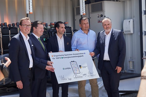 写真　右から：ハンス・ペーター・ドスコツィル・ブルゲンランド州知事、ペーター・ガイグレCMBlu・CEO、シュテファン・シャルマー・ブルゲンランド・エネルギーCEO、オーストリアの欧州委代表部マルティン・セルマイヤー代表など（ジェトロ撮影）