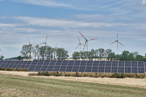 写真　シャッテンドルフ村近くの風力・太陽光発電所（ジェトロ撮影）