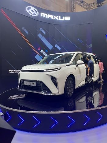 写真　上汽大通汽車（MAXUS）が展示した7人乗りEV「MIFA 9」（ジェトロ撮影）
