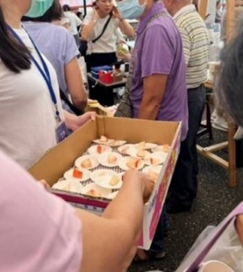 写真　試食提供の様子（日本台湾交流協会台北事務所撮影）