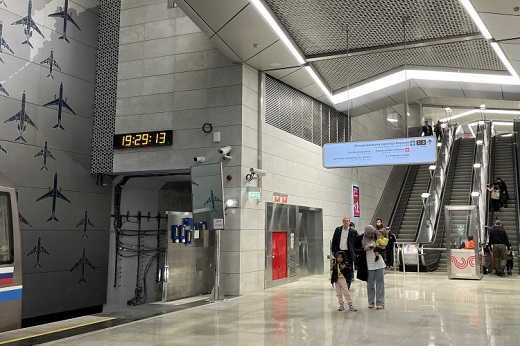 写真　地下鉄ブヌコボ駅ホームからターミナルビルへ向かうエスカレーター（ジェトロ撮影）