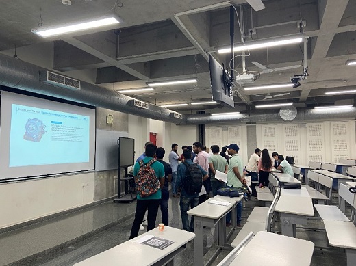 写真　対談ブースでは学生から多くの質問が寄せられた（ジェトロ撮影）