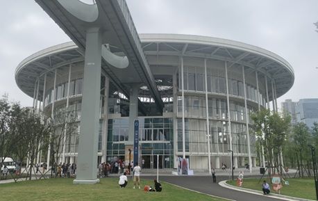 写真　地下鉄11号線の光谷四路駅と接続している武漢光谷モノレールの高新大道駅（ジェトロ撮影）