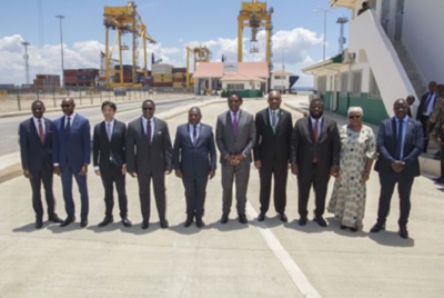 写真　ナカラ港でモザンビーク、ザンビア、マラウイの各大統領と日本政府関係者、運輸通信相らの集合写真（モザンビーク港湾鉄道公社提供）