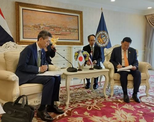 写真　ナピントーン商務副大臣に提言を行う黒田所長（左）（ジェトロ撮影）