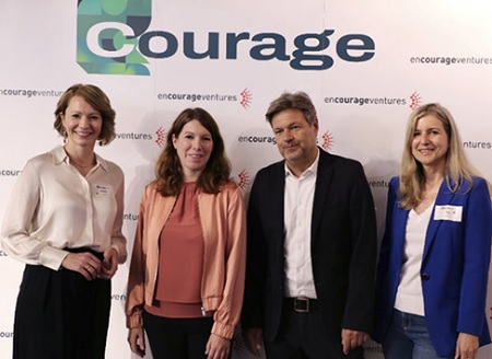 写真　（左から）ハイケ・マリタ・ヘルツナー教授（エンカレッジ・ベンチャーズ）、アンナ・クリストマン博士（ドイツ航空宇宙担当連邦政府コーディネーター、連邦経済・気候保護省）、ロベルト・ハーベック大臣、イナ・シュリー氏（エンカレッジ・ベンチャーズ）（©Encourage Ventures）